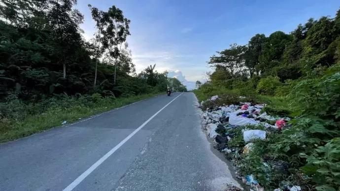 BUKAN PADA TEMPATNYA : Keberadaan sampah di Jalan Gunung Selatan menujukan kesadaran sebagian masyarakat akan kebersihan dan ketertiban masih kurang. FOTO : IFRANSYAH