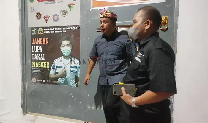 SEMPAT MENANG BANDING: Didampingi penasihat hukumnya, Khaeruddin Arief Hidayat (kiri) saat keluar dari pintu Lapas Kelas II-A Tarakan, Rabu 1 Juni 2022 lalu. FOTO: PROKAL