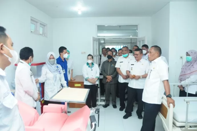 CEK KESIAPAN: Bupati Bulungan, Syarwani melihat kesiapan ruang cuci darah di RSD dr. H. Soemarno Sosroatmodjo, Tanjung Selor. IST