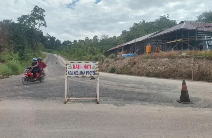 PEMBANGUNAN JALAN: Kualitas jalan di wilayah Bulungan belum merata ke seluruh wilayah. Tampak salah satu proyek pembangunan jalan di Tanjung Selor. PIJAI PASARIJA/RADAR KALTARA