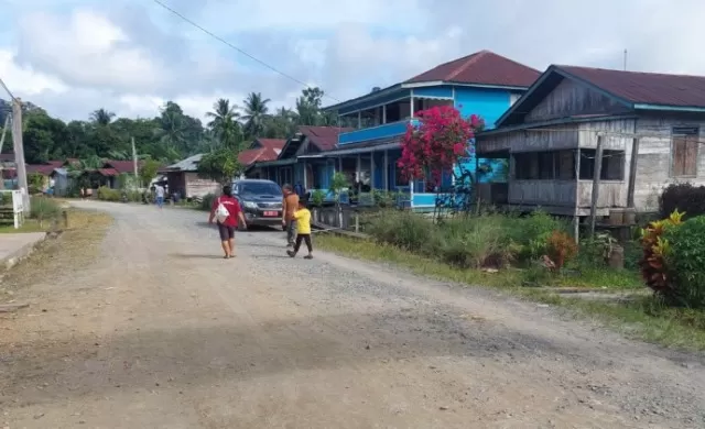 BELUM MERATA: Warga di Desa Naha Aya, Kecamatan Peso Hilir, Bulungan belum menikmati jaringan internet karena keterbatasan BTS. PIJAI PASARIJA/RADAR KALTARA