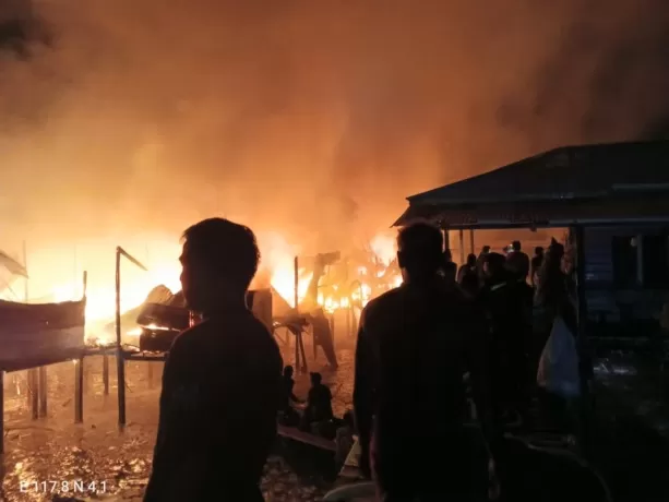 MASIH DISELIDIKI: Api melahap puluhan rumah warga di Desa Liang Bunyu, Sebatik Barat, tadi malam. FOTO: ISTIMEWA