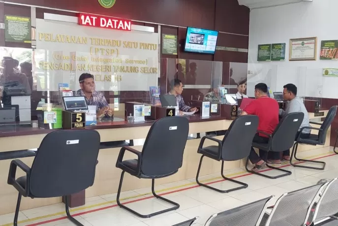 PELAYANAN: Tampak petugas PN Tanjung Selor saat memberikan pelayanan kepada masyarakat di Bulungan. PIJAI PASARIJA/RADAR KALTARA