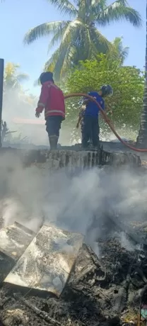 PADAMKAN API: Petugas Dinas PMK dan Penyelamatan Nunukan saat memadamkan api dari aktivitas membakar sampah yang dilakukan salah satu warga. DOK DINAS PMK NUNUKAN UNTUK RADAR KALTARA