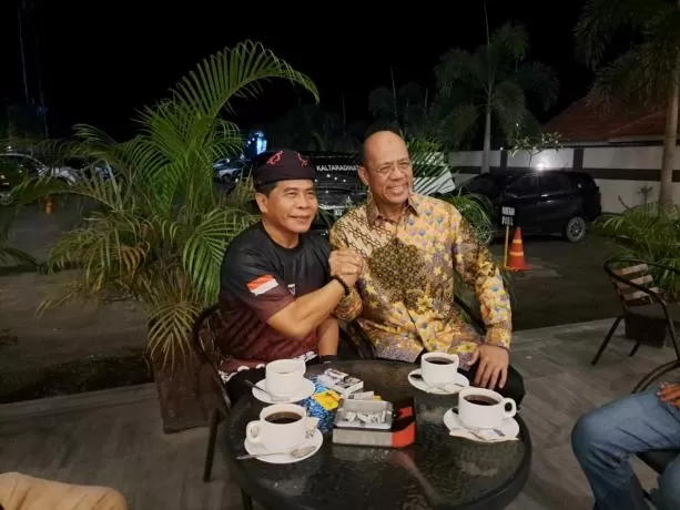 PI 10 PERSEN: Gubernur Kaltara, Zainal A Paliwang bersama perwakilan SKK Migas berfoto bersama usai pertemuan di Tanjung Selor, Rabu (15/3) malam. DKISP UNTUK RADAR KALTARA