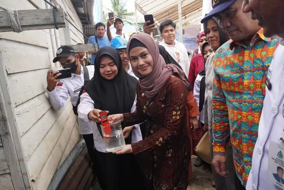 TURUN LANGSUNG: Bupati Nunukan Hj Asmin Laura Hafid turun langsung mengaktifkan jaringan air bersih di Patok Dua Sebatik Tengah Indonesia-Malaysia. DOK PROKOMPIM