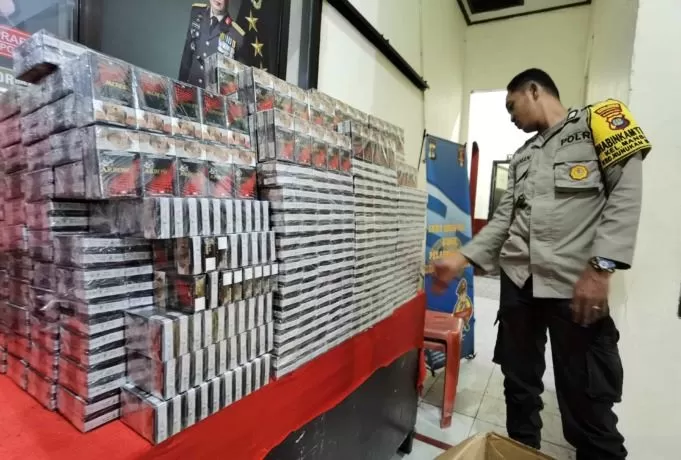 DIAMANKAN: Sebanyak 2.766 bungkus rokok merek Arrow berpita cukai palsu, diamankan Polsek Nunukan dan dilimpahkan ke KPPBC Nunukan. FOTO: RIKO ADITYA/RADAR TARAKAN
