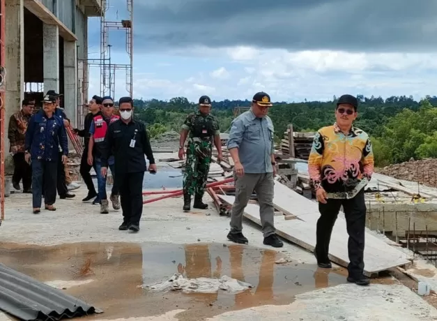 CEK LAPANGAN: Tampak Wabup Bulungan, Ingkong Ala saat melakukan monitoring pembangunan RSP Bunyu.