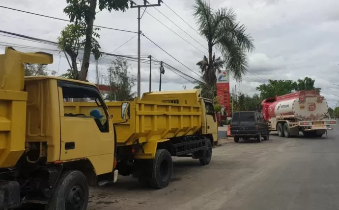 ANTISIPASI: Pendistribusian BBM dan LPG di Kaltara diperketat. Tampak truk tanki BBM saat mendistribusikan BBM ke SPBU Sengkawit.