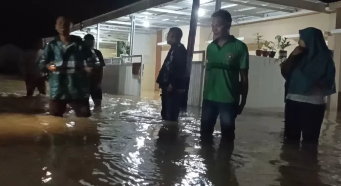 TERGENANG: Kondisi banjir di Jalan Damai Bhakti Perumahan Nawacita RT 16 Kelurahan Karang Harapan, Tarakan Barat, Jumat (31/3) dini hari. FOTO: AGUS DIAN ZAKARIA/RADAR TARAKAN