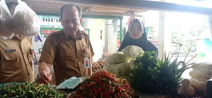 AMAN: Asisten I Setkab Tana Tidung Idhamnur melakukan sidak bapokting di Pasar Imbayud Taka.