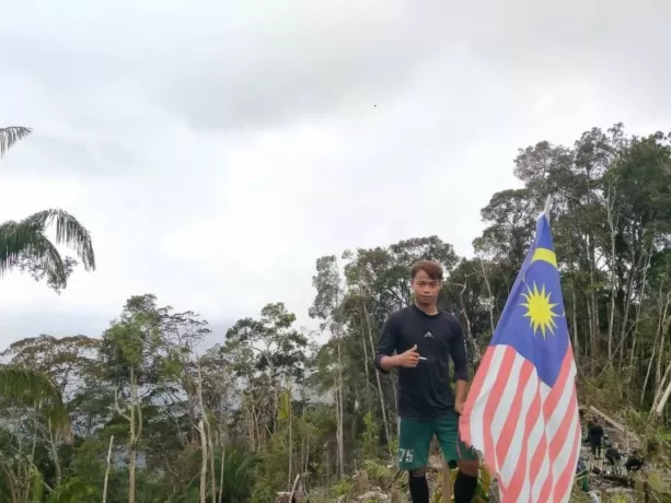 TEMUKAN BENDERA MALAYSIA: Masyarakat Desa Tetagas, Kecamatan Lumbis Hulu temukan bendera Malaysia terpasang di gunung wilayah Indonesia. DOK TOKOH PEMUDA LUMBIS HULU