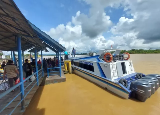 DIBATASI: Tampak aktivitas penumpang di Pelabuhan Kayan II. Sementara, jam operasional speedboat nonregular dibatasi hingga pukul 17.00 Wita. PIJAI PASARIJA/RADAR KALTARA