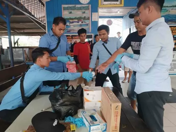 ANTISIPASI HUMAN ERROR: Pelaksanaan tes urine nakhoda dan ABK speedboat di Tanjung Selor pada Selasa (18/4). IWAN KURNIAWAN/RADAR KALTARA