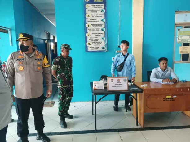 Iwan K/Radar Tarakan KEAMANAN: Kapolresta Bulungan, Kombes Pol Agus Nugraha memantau pelaksanaan tes urin di pelabuhan Kayan II Tanjung Selor, Selasa (18/4).