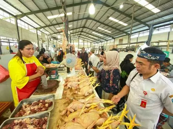 PANTAU HARGA: Daging sapi menjadi salah satu komoditas yang mengalami kenaikan jelang Idulfitri di Pasar Induk Tanjung selor. PIJAI PASARIJA/RADAR KALTARA
