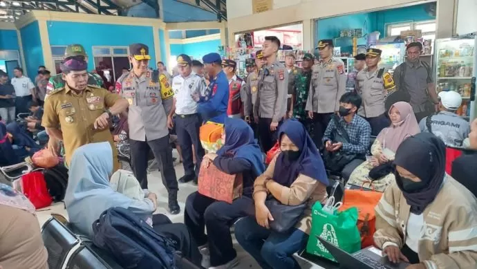 ANTISIPASI : Gubernur Kaltara Zainal Arifin P menyapa salah seorang penumpang speedboat di Pelabuhan Kayan II, Tanjung Selor. (PIJAI PASARIJA/RADAR KALTARA)