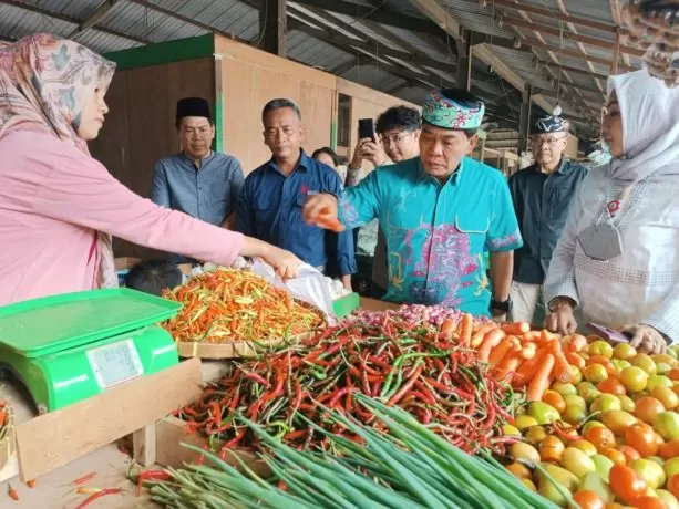 PANTAU BAHAN POKOK: Gubernur Kaltara Zainal A Paliwang melakukan sidak di Pasar Induk Tanjung Selor, Jumat (21/4). (IWAN K/RADAR TARAKAN)