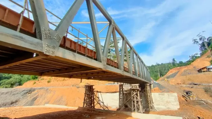BELUM FUNGSIONAL: Tampak jembatan penghubung Malinau-Krayan. Sementara, Gubernur Kaltara akan meninjau langsung progres pembangunan di wilayah ini. (IST)