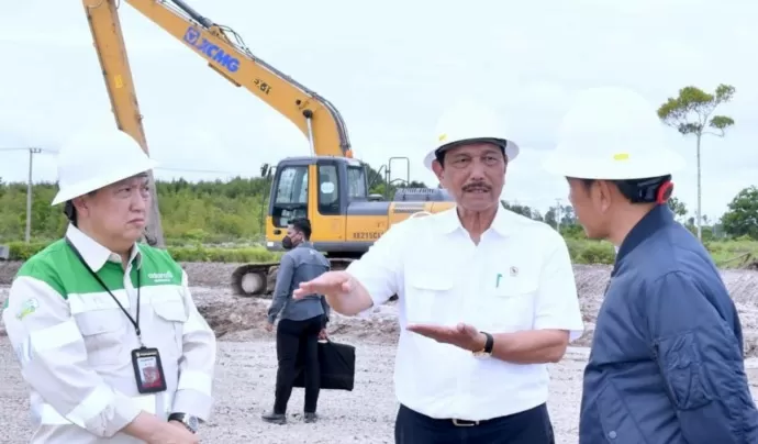 KEGIATAN INVESTASI: Tampak Presiden didamping Menko Marves Luhut Binsar Pandjaitan saat meninjau progres pembangunan KIHI Tanah Kuning-Mangkupadi beberapa awal tahun ini. (RADAR KALTARA)