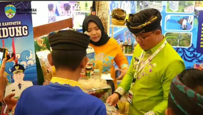 IST TERBAIK: Bupati Tana Tidung Ibrahim Ali mengunjungi stan Expo Indonesia Emas dan PPD 2023 Pemkab Tana Tidung di acara Musrenbangnas, Selasa (17/5).