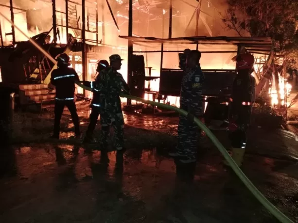 AWAN API: Petugas Disdamkar sektor Sebatik saat berusaha memadamkan api yang berkobar membakar rumah di Sebatik Utara, Selasa (16/5) dini hari.