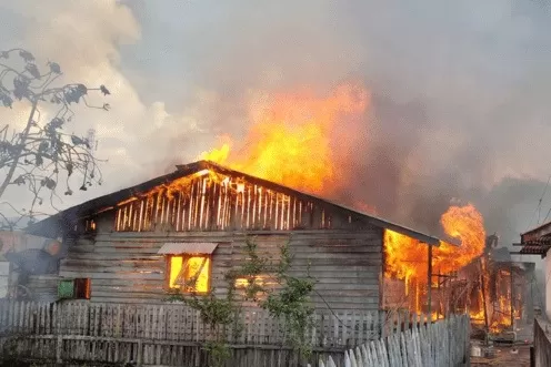 Kobaran api melalap permukiman warga dan sebuah SDN 007 Tanjung Selor, Selasa (23/5).