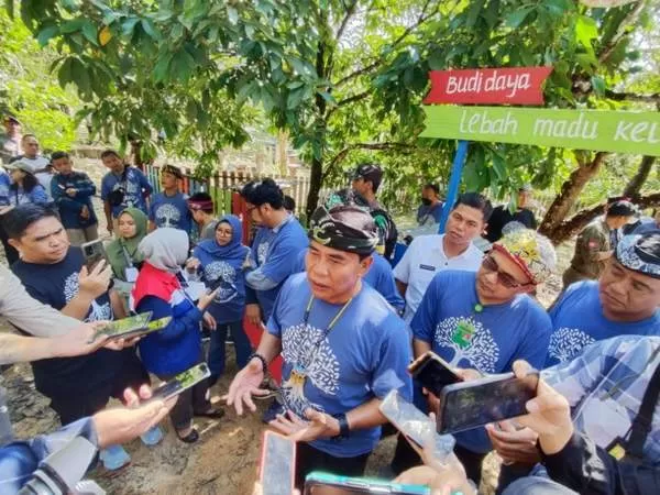 PEDULI ALAM: Gubernur Kalimantan Utara, Dr. H. Zainal Arifin Paliwang, S.H, M.Hum, berbicara kepada wartawan usai menaman pohon di Jalan Gunung Selatan, Tarakan, Kamis (25/5). FOTO: YEDIDAH PAKONDO/RADAR TARAKAN