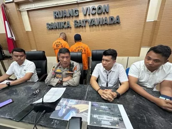 Tiga pelaku yang diamankan pihak kepolisian setelah dilaporkan melakukan aksi penyelundupan kayu illegal dari Sekatak, Bulungan.