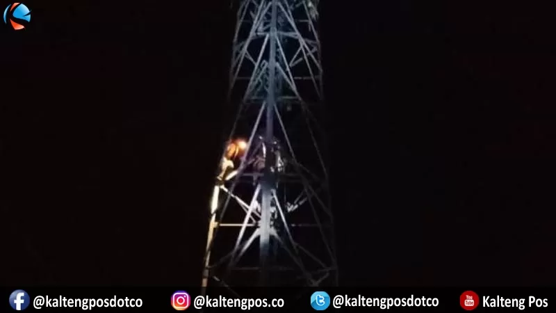 Eko, berada di tower pemancar telekomunikasi di Gang Sayur Jalan Riau, Palangka Raya, Rabu (15/1/2020) malam