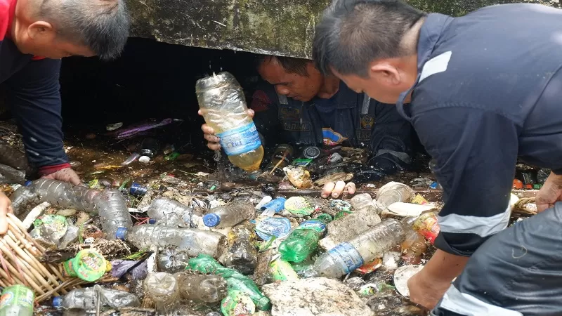 Bidang Penyelamatan Damkar Kota Palangka Raya saat membersihkan drainase di depan Rutan Klas II A, bahkan ada petugas yang sampai masuk ke gorong-gorong, Sabtu (18/1) lalu.( PATHUR/KALTENG POS)
