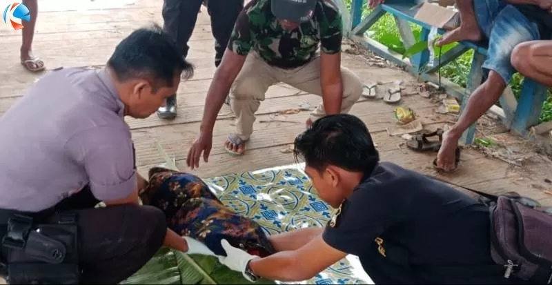 Mayat bayi berjenis kelamin laki-laki yang ditemukan di DAS Seruyan di Desa Durian Kait, Kecamatan Batu Ampar itu diselimuti dengan kain batik untuk dibawa ke Puskesmas Batu Ampar, Kamis (23/1).