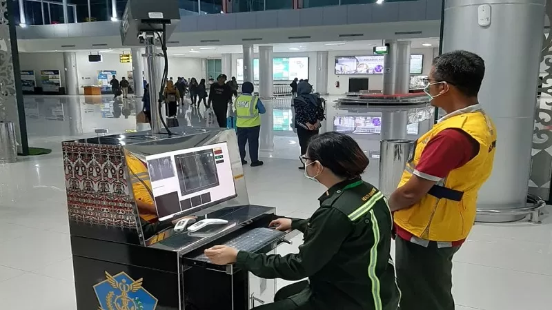Thermal Scanner mendeteksi semua penumpang yang datang dari Bandara Tjilik Riwut. (SOLIHIN UNTUK KALTENG POS)