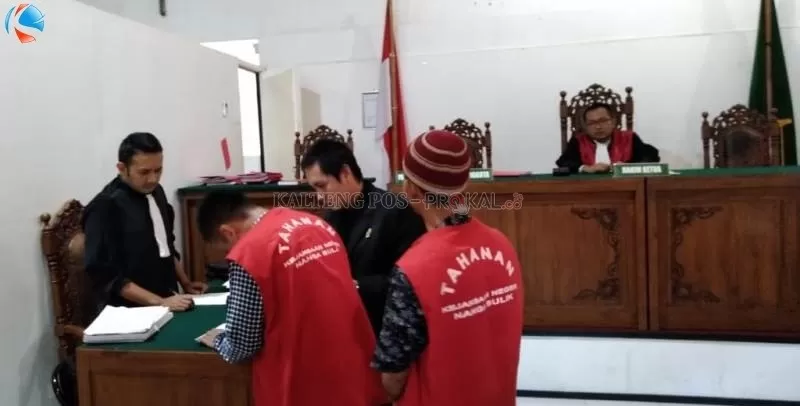 Terdakwa Andre Fernando (24) dan Gatot (23) usai sidang putusan di PN Nanga Bulik, Rabu (22/1)