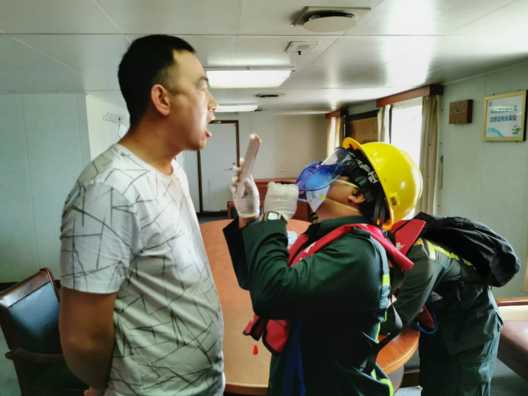 PEMERIKSAAN INTENSIF: Petugas KKKP Kelas III Sampit saat memeriksa ABK Tiongkok di perairan Desa Ujung Pandaran, (27/1). KKP UNTUK KALTENG POS