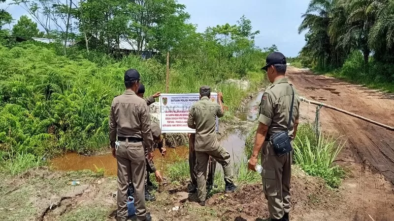 Personel Satpol PP Provinsi Kalteng melakukan penyegelan lokasi tambang galian C di Jalan Tjilik Riwut km 42 dan km 43, kemarin (28/1). (SATPOL PP UNTUK KALTENG POS)
