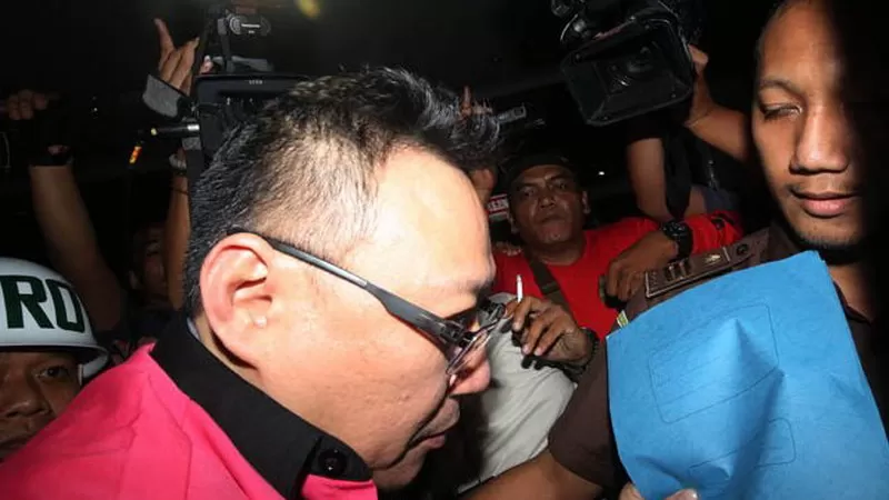 Joko Hartono Tirto, tersangka kasus dugaan korupsi Jiwasraya saat keluar dari ruang pemeriksan Kejagung dan mengenakan rompi merah muda. (FEDRIK TARIGAN/ JAWA POS)