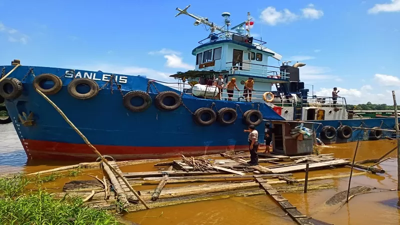 INSIDEN: Kapal Tugboat Sanle 15 dan Tongkang TGH 2521 yang menyenggol jamban warga di Sungai Barito, tepatnya di Kecamatan Dusun Hilir, Senin (10/2) lalu. POLSEK DUSUN HILIR UNTUK KALTENG POS