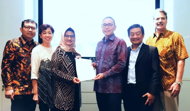 Presiden Direktur & CEO XL Axiata Dian Siswarini menyerahkan pengumuman pemenang tender penjualan menara
