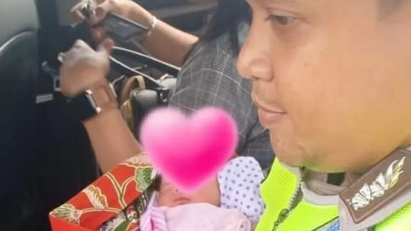 Polisi membawa bayi yang dibuang orangtuanya ke RS Bhayangkara Palangka Raya.Foto:Ist