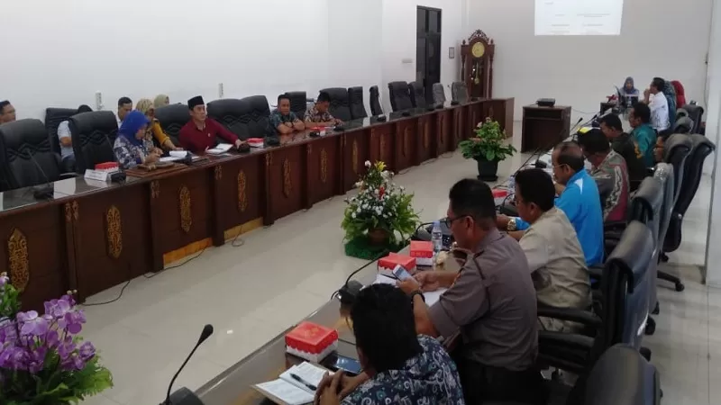 Rapat dengar pendapat pemerintah daerah dan dewan membahas tentang Merong yang masih beroperasi untuk segera ditertibkan, Jumat (14/2). (FADLI/KALTENG POS)