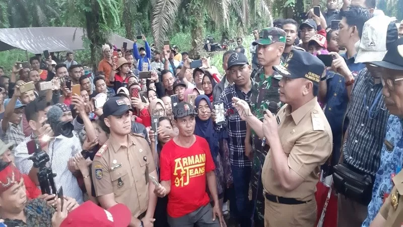 Gubernur Kalteng H Sugianto Sabran saat melaksanakan tatap muka dengan warga Desa Sebabi di lokasi perkebunan PT Sukajadi Sawit Makmur, Senin (17/2). (EMANUEL LIU/KALTENG POS)