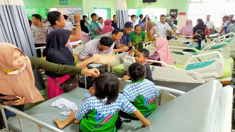 Puluhan murid SDN 5 Baamang Hilir dilarikan ke RSUD dr Murjani Sampit karena mengalami pusing dan muntah-muntah. (ARIF/KALTENG POS)