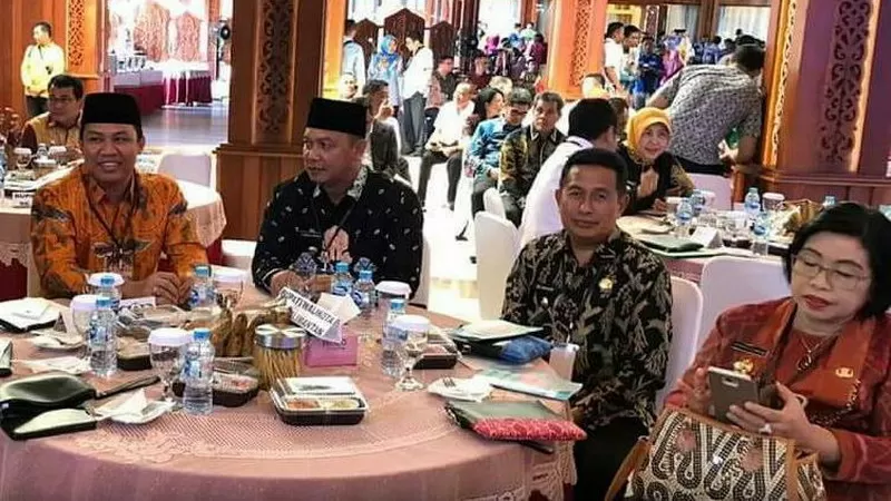 PERTEMUAN : Wabup Mura Rejikinoor (dua dari kiri) saat menghadiri Musrenbang Ragional Kalimantan untuk percepatan pembangunan Kalimantan di Pontianak, Kalbar beberapa hari lalu. HUMAS UNTUK KALTENG POS