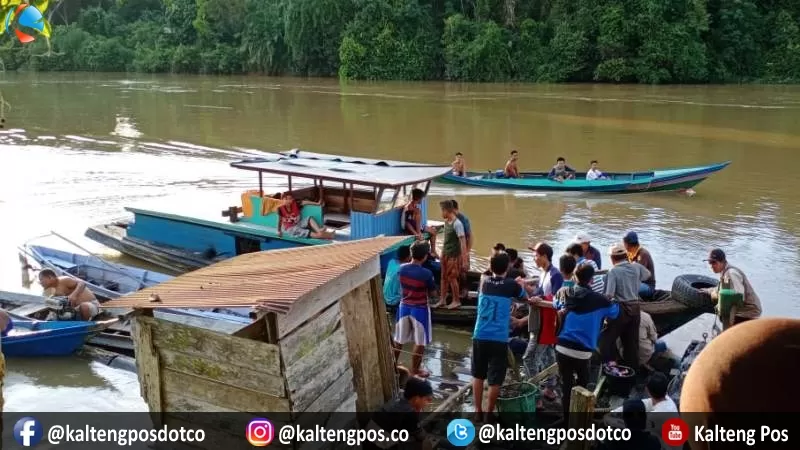 Personel kepolisian, TNI dan warga saat mencari dua orang warga yang diduga tenggelam di Sungai Mentaya, tepatnya di Kecamatan Mentaya Hulu, Minggu pagi (23/2).