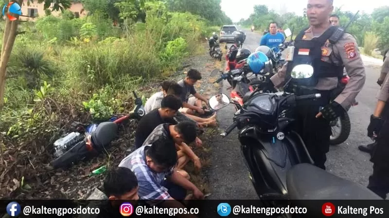 Panit I Pamat Ipda Eko Basuki memberi arahan kepada sejumlah remaja pelaku balapan liar yang terciduk di Jalan G Obos XXIV, Kamis (27/2/2020). (Foto: ardo)