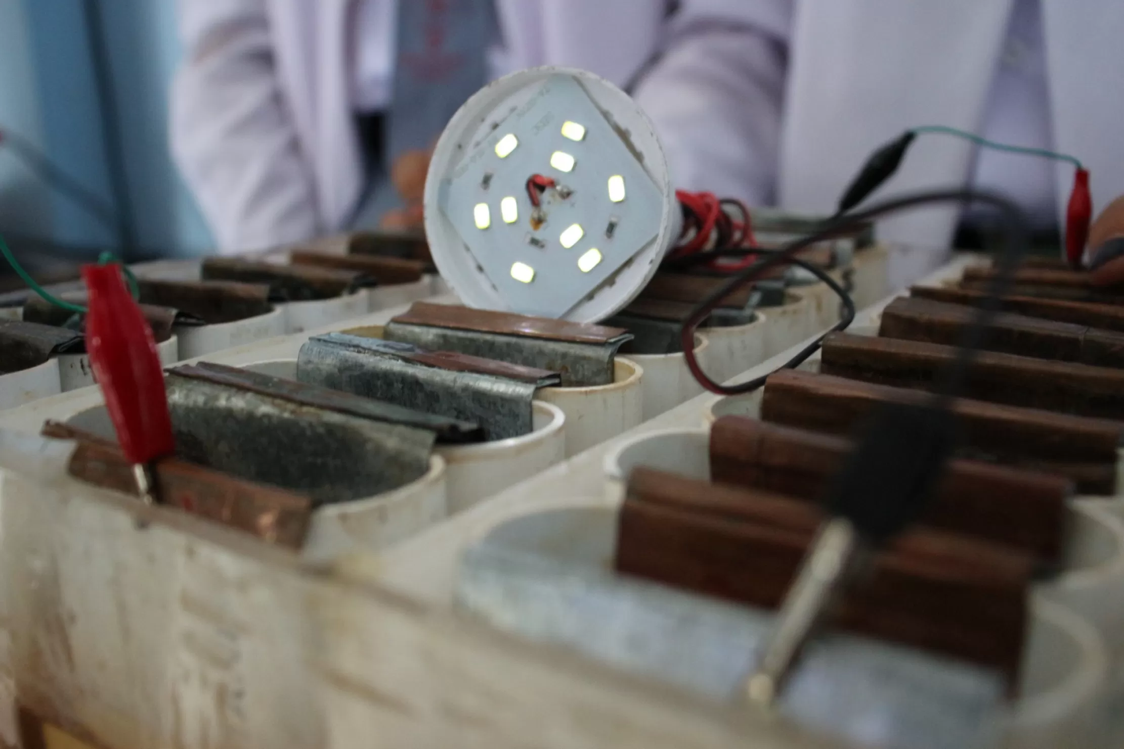 Sejak 2016 Sekolah Menengah Atas Negeri (SMAN) 2 Sampit melakukan penelitian air gambut maupun kulit nanas. Setelah tiga generasi berlalu, hasil penelitian mampu menyalakan bola lampu. Sumber energi listriknya mencapai 12 volt (V).