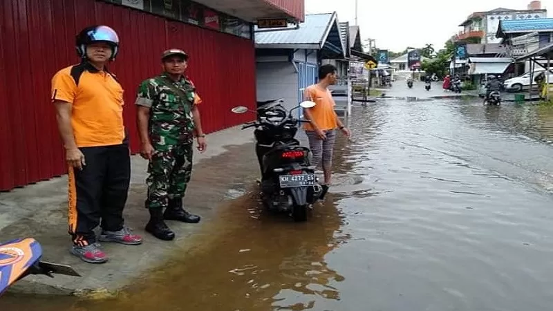 Aparat dari Polsek Teweh Tengah bersama anggota dari Koramil Teweh Tengah turun melakukan pemantauan banjir di dalam Kota Muara Teweh, Jumat (6/3). (POLSEK TEWEH TENGAH UNTUK KALTENG POS)