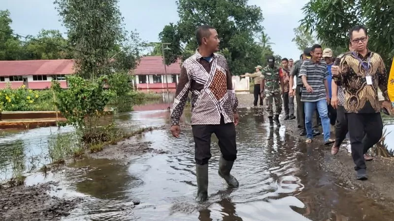 Kades Gandang Barat, Kabupaten Pulang Pisau Hariyono saat meninjau banjir bersama pejabat daerah (Kades for Kapos.co)