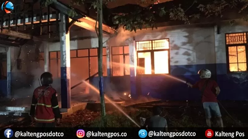 Petugas masih berupaya memadamkan kobaran api yang melalap gedung laboratorium milik Fakultas Kehutanan UPR, Minggu (15/3/2020) malam.